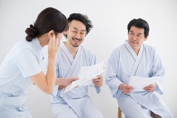 会社などの集団検診	看護師に案内や説明されるイメージ