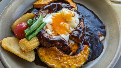 野菜いっぱいの焼きハンバーグ