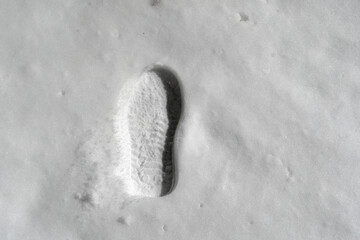 눈밭 위에 남겨진 선명한 신발자국의 흔적