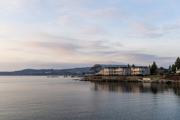 Obraz premium Scenic Waterfront View of Coastal Buildings During a Clear Day