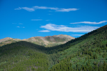 Obraz premium Blue Skies and Mountain Views