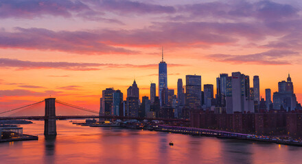 Fototapeta premium New York City Skyline at Sunset with Brooklyn Bridge View