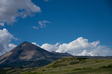Fototapeta premium Clouds and blue skies over mountains in Southern Colorado