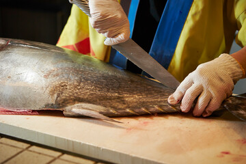 Cut the tuna chunks with a knife