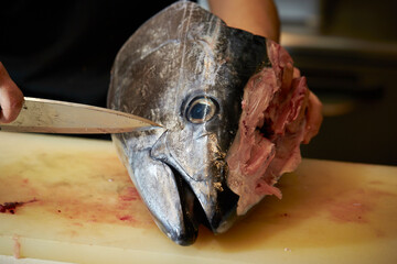 Cut the tuna head with a knife