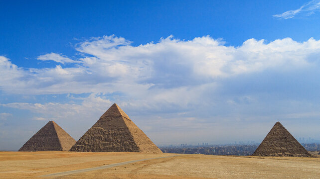 Majestuosas Pir&aacute;mides de Giza, Egipto, con cielo dram&aacute;tico