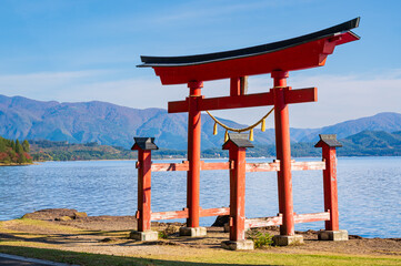 Naklejka premium 秋田県田沢湖の湖畔の風景、御座石神社の鳥居