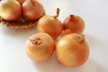 複数の新鮮な玉ねぎ