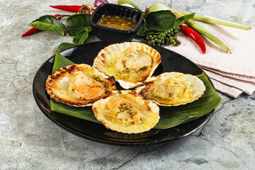 Griiled scallops in shell with cheese