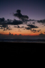 夜明け前の海岸と空