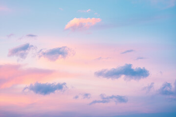 Obraz premium Tranquil Sky with Pastel Clouds at Sunset