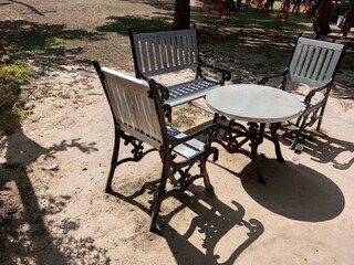 Obraz premium Sitting arrangement in a park. The seats are empty
