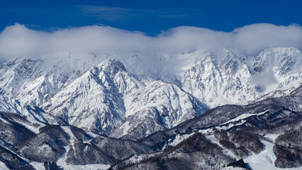 Obraz premium 北アルプスの山並みとスキー場 長野県白馬村