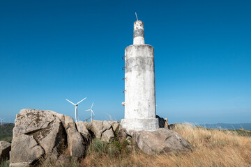 Fototapeta na wymiar Ponto de referência geodésico na Serra do Caramulo, uma construção marcante em meio à natureza