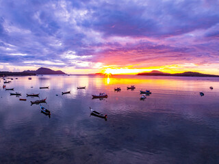 Naklejka premium Beautiful sunset or sunrise clouds sky,Nature Light Sunset over sea, Colorful scenery Sky with Amazing dark clouds and waves in sunset sky nature cloud background