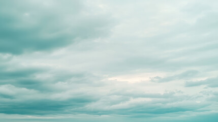 Obraz premium Rain washed sky gradient with muted blues merging into soft whites, creating tranquil and dreamy atmosphere. overcast clouds add depth and texture to serene sky