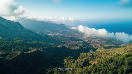 Obraz premium Aerial View of a Lush Mountain Range and Ocean Coastline