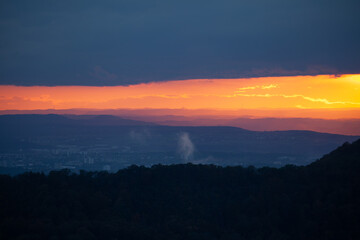 Ausblick von der Schwäbischen Alb bei Hohenneuffen auf den Schwarzwald am Horizont. Blick Richtung Metzingen und Reutlingen mit einem dramatischen Sonnenuntergang.