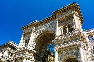 Obraz premium A large archway with a glass roof in Milano Italy