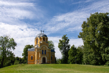 Murowana cerkiew na tle letniego nieba