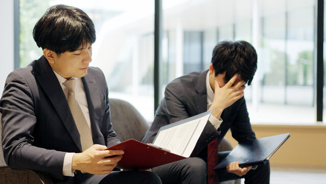 仕事で落ち込むビジネスマン