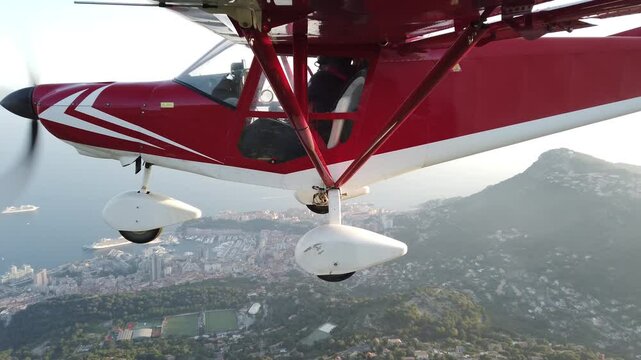Avion en vol au dessus de la Riviera, au dessus de Monaco