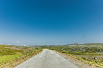Fylkesvei Fv890 im Norden Norwegens in Sørvanger Halbinsel