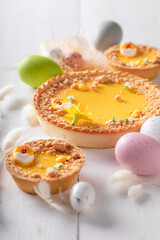 Sweet Mazurka cake with crumble and flowers.