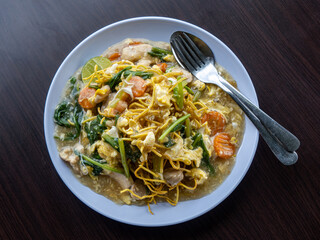 Fried Chicken Noodles with Fresh Vegetables