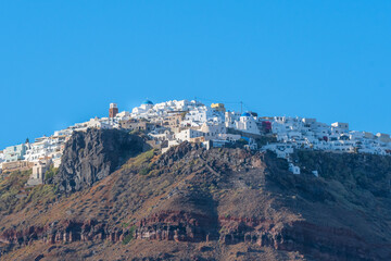 Naklejka premium Maisons blanches de la ville de Fira à Santorin depuis la Caldeira. île des Cyclades, Grèce.