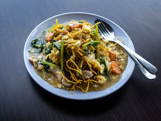 Noodle Stir-Fry with Vegetables and Chicken