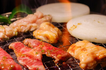 焼き肉屋で肉を焼くイメージ