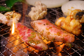 焼き肉屋で肉を焼くイメージ