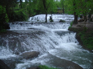 Cascada en el parque natural del monasterio de piedra en Zaragoza