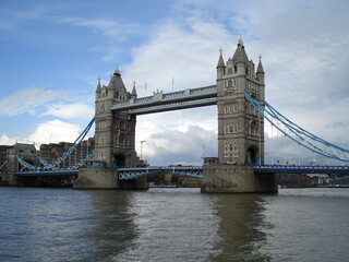 Obraz premium Vista del puente de Londres sobre el río Támesis