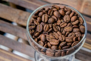 Medium Roast Arabica Coffee Beans in Glass Bowl – Rich Aroma and Balanced Flavor