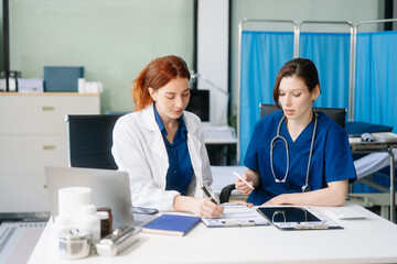 Obraz premium Doctors and nurses collaborating in a modern medical office, showcasing teamwork and patient care.
