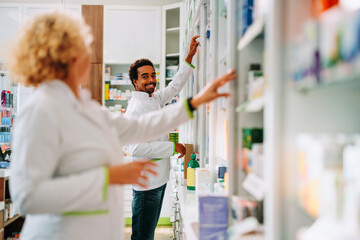 Obraz premium Coworkers doing inventory in pharmacy.