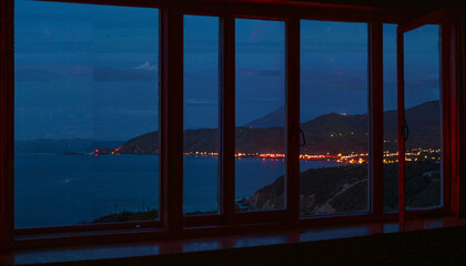 Une vue nocturne depuis une fenêtre