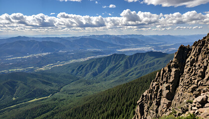 Le panorama majestueux des montagnes sous un ciel bleu parsem&eacute; de nuages blancs.