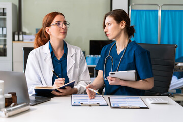 Obraz premium Medical Team Analyzes Patient Information and Medication Chart.