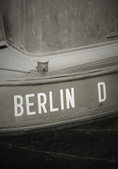 Detail eines alten Lastkahnes bei der Fischerinsel mit der Aufschrift des Heimathafens Berlin