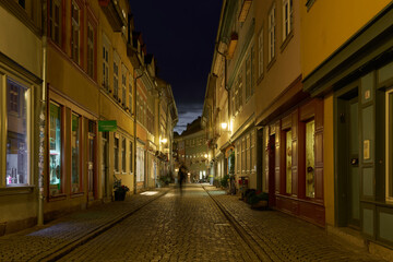 Fototapeta premium Abendstimmung auf der Krämerbrücke in der Altstadt von Erfurt in Thüringen 
