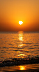 Obraz premium Golden Sunrise Over Calm Ocean: Breathtaking Seascape, Warm Horizon Glow, Tranquil Waves & Serene Beach | Perfect for Relaxation & Inspiration