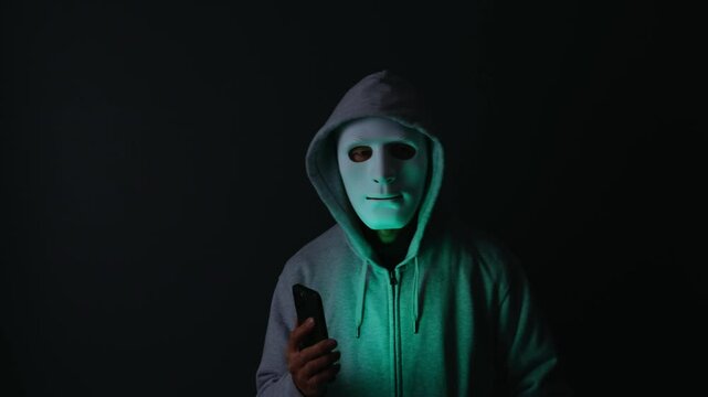 闇バイト、振り込め詐欺のなどの犯罪をイメージする仮面をした人物
