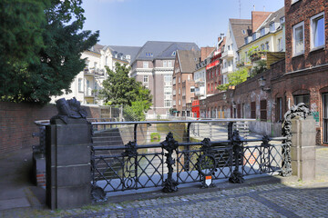 Düsseldorf, Graben der nördlichen Düssel mit der Brücke am Stadterhebungs-Monument