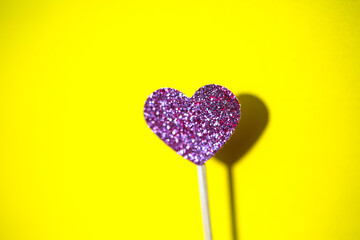 Glitzerherz auf gelben Hintergrund, Valentinstag