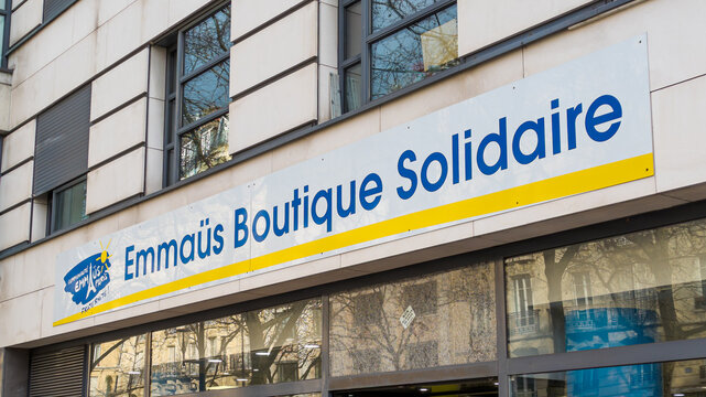 Paris, France - 8 f&eacute;vrier 2025: Enseigne d'une boutique solidaire Emma&uuml;s. Le mouvement Emma&uuml;s est un ensemble d&rsquo;associations et groupements de solidarit&eacute; pr&eacute;sents dans 41 pays