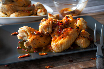 Chicken Wings selber machen mit scharfer Sauce