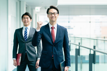 オフィスの廊下を歩くビジネスマン【撮影協力：スカパー東京メディアセンター】